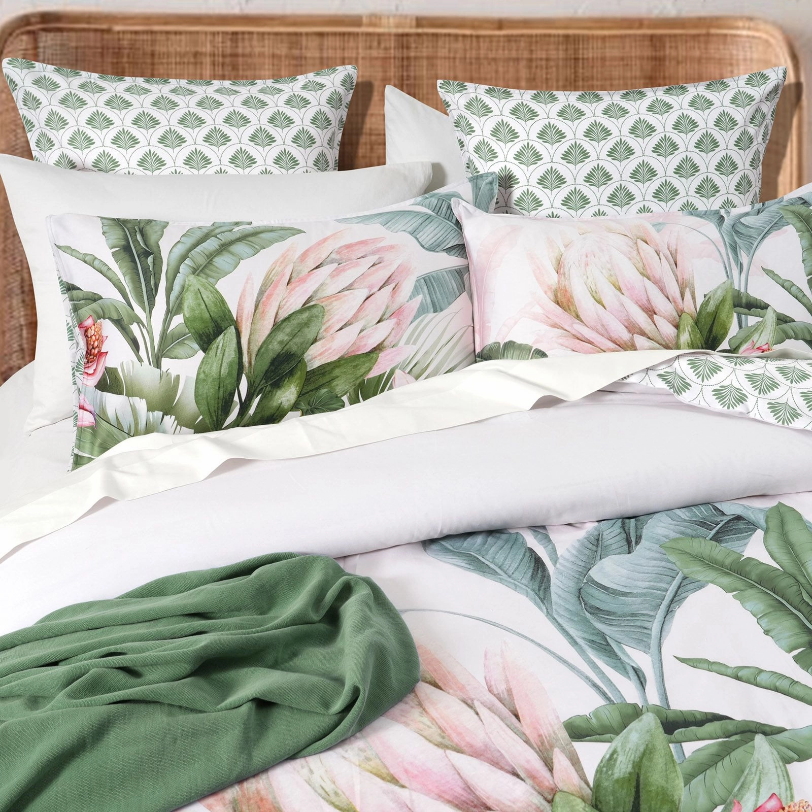 Renee Taylor 300 TC Cotton Reversible Gardenia Quilt Cover Set